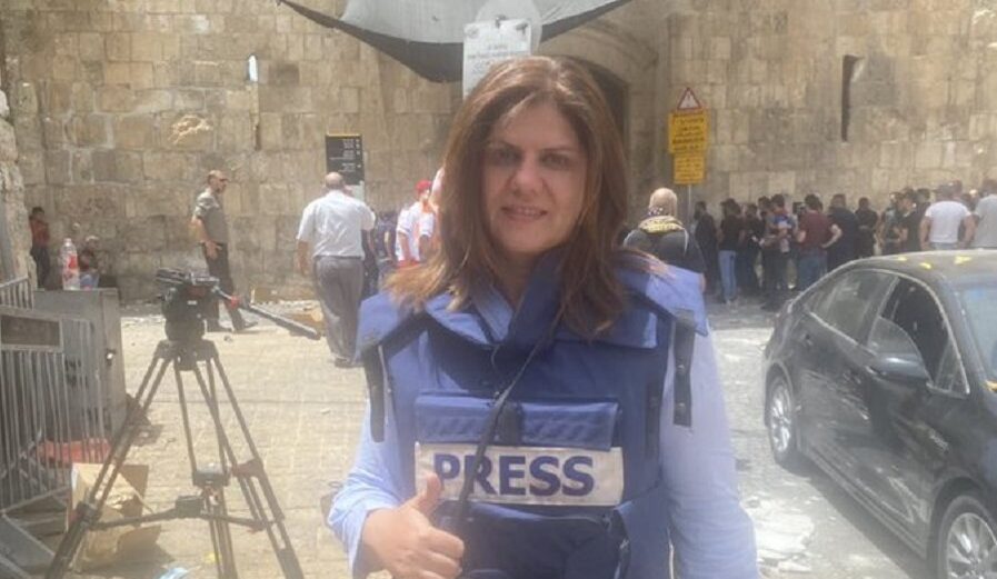 Η δημοσιογράφος Σιρίν Αμπού Ακλεχ που σκοτώθηκε από ισραηλινά πυρά © /twitter.com/assaf_khuloud/status/