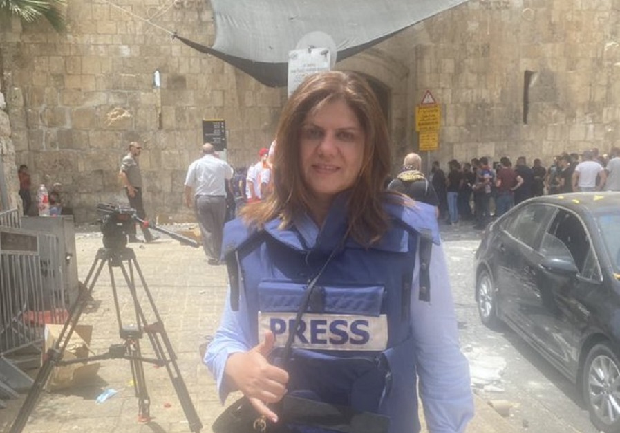 Η δημοσιογράφος Σιρίν Αμπού Ακλεχ που σκοτώθηκε από ισραηλινά πυρά © /twitter.com/assaf_khuloud/status/
