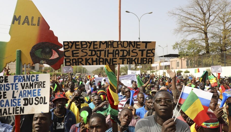 Συγκέντρωση υποστήριξης της γαλλικής στρατιωτικής αποχώρησης από το Μάλι © EPA/HADAMA DIAKITE
