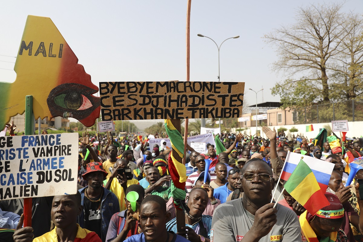 Συγκέντρωση υποστήριξης της γαλλικής στρατιωτικής αποχώρησης από το Μάλι © EPA/HADAMA DIAKITE