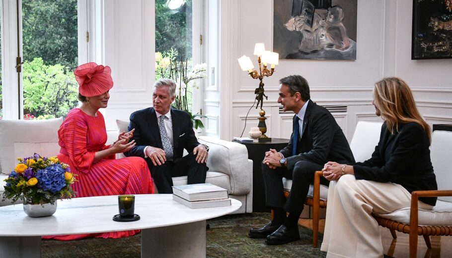 Συνάντηση του Βασιλιά και της Βασίλισσας των Βέλγων με τον Πρωθυπουργό Κυριάκο Μητσοτάκη στο Μέγαρο Μαξίμου.Διευρυμένες συνομιλίες μεταξύ των δύο αντιπροσωπειών. Δευτέρα 2 Μαϊου 2022 (ΤΑΤΙΑΝΑ ΜΠΟΛΑΡΗ / EUROKINISSI)