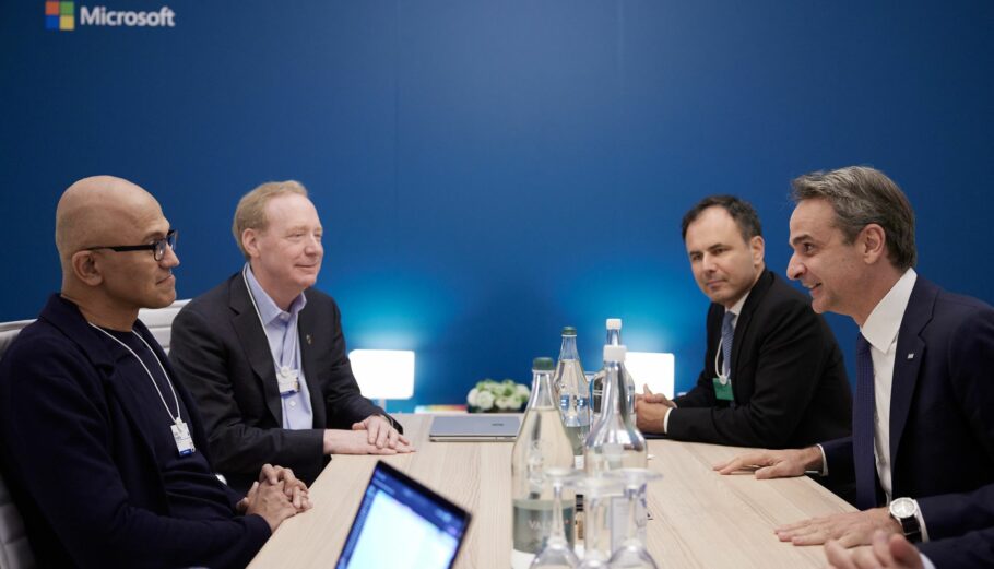 Ο Κυρ. Μητσοτάκης με τους επικεφαλής της Microsoft ©Eurokinissi
