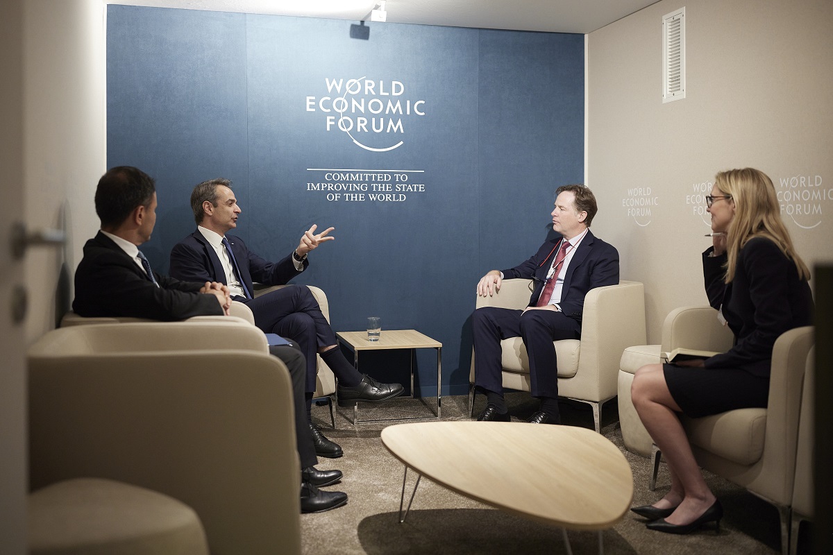 Ο Κυριάκος Μητσοτάκης συνομιλεί με τον πρόεδρο αρμόδιο για Διεθνείς Υποθέσεις της Meta Nick Clegg (2Δ) κατά τη διάρκεια της συνάντησής τους στο πλαίσιο του Παγκόσμιου Οικονομικού Φόρουμ (WEF), στο Νταβός της Ελβετίας, την Τετάρτη 25 Μαΐου 2022. Νωρίτερα ο Πρωθυπουργός έλαβε μέρος σε πρόγευμα εργασίας με αντικείμενο τα Δυτικά Βαλκάνια. Στη σύσκεψη, στην οποία συμμετείχαν μεταξύ άλλων ο Πρωθυπουργός της Κροατίας Andrej Plenković, ο Πρόεδρος της Σερβίας Aleksandar Vučić, ο Πρωθυπουργός του Μαυροβουνίου Dritan Abazovic, ο Πρόεδρος της Βόρειας Μακεδονίας Stevo Pendarovski και ο Πρωθυπουργός του Κοσόβου Albin Kurti, επισημάνθηκε η σημασία της σταθερότητας στα Δυτικά Βαλκάνια @ΑΠΕ-ΜΠΕ