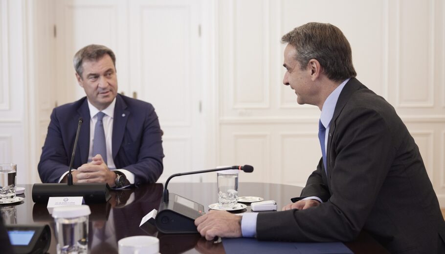 Ο πρωθυπουργός Κυριάκος Μητσοτάκης (Δ) συνομιλεί με τον πρωθυπουργό του κρατιδίου της Βαυαρίας Dr. Markus Söder (Α), κατά τη διάρκεια της συνάντησής τους, στο Μέγαρο Μαξίμου, την Πέμπτη 26 Μαΐου 2022. Ο πρωθυπουργός της Βαυαρίας βρίσκεται στην Αθήνα σε επίσκεψη εργασίας. ΑΠΕ-ΜΠΕ/ΓΡΑΦΕΙΟ ΤΥΠΟΥ ΠΡΩΘΥΠΟΥΡΓΟΥ/ΔΗΜΗΤΡΗΣ ΠΑΠΑΜΗΤΣΟΣ