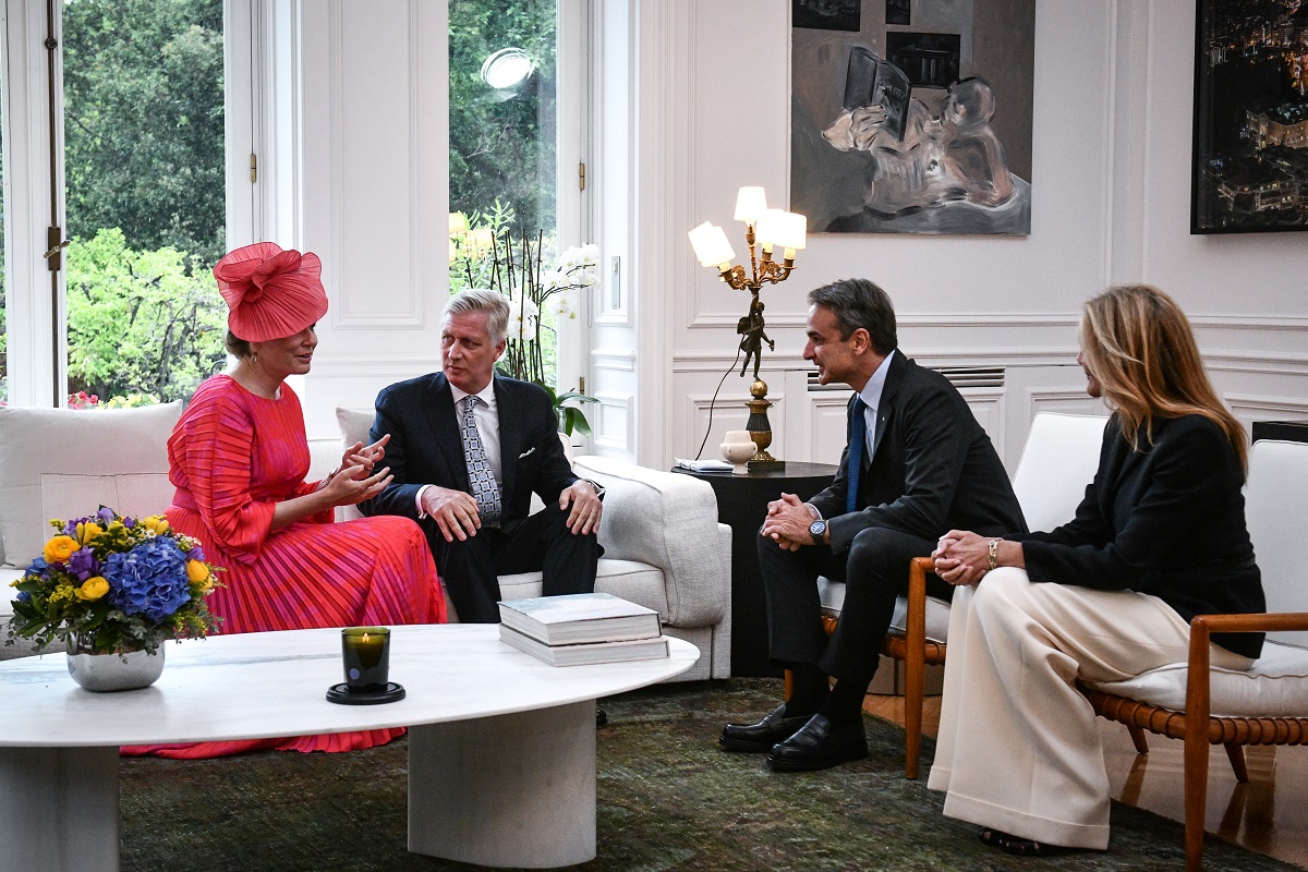 Συνάντηση του Βασιλιά και της Βασίλισσας των Βέλγων με τον Πρωθυπουργό Κυριάκο Μητσοτάκη στο Μέγαρο Μαξίμου.Διευρυμένες συνομιλίες μεταξύ των δύο αντιπροσωπειών. Δευτέρα 2 Μαϊου 2022 (ΤΑΤΙΑΝΑ ΜΠΟΛΑΡΗ / EUROKINISSI)