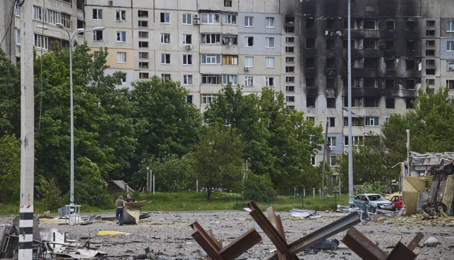 Κατεστραμμένα κτίρια στην Ουκρανία © EPA/SERGEY KOZLOV
