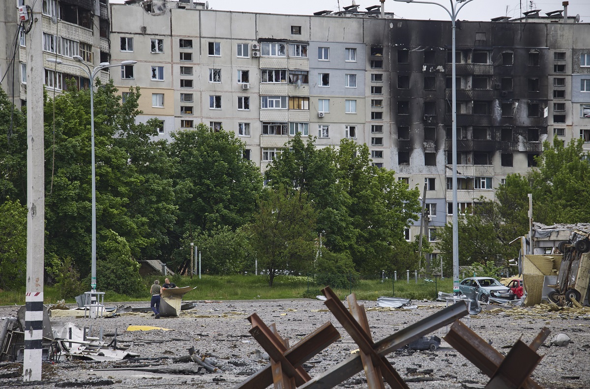 Κατεστραμμένα κτίρια στην Ουκρανία © EPA/SERGEY KOZLOV