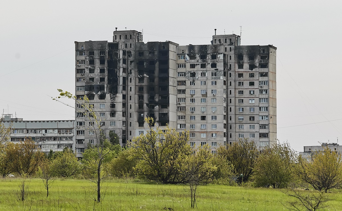 Κατεστραμμένα κτίρια στο Χάρκοβο της Ουκρανίας © EPA/SERGEY KOZLOV