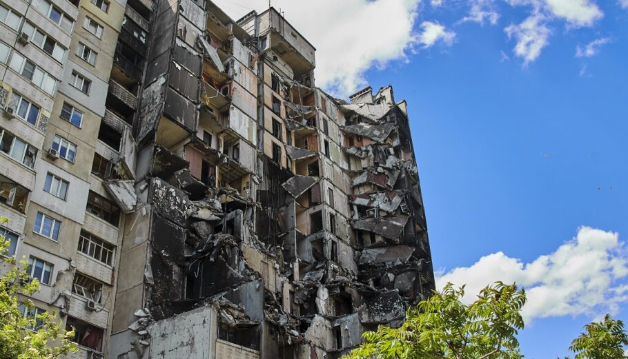 Κατεστραμμένα κτίρια στο Χάρκοβο, πόλεμος στην Ουκρανία © EPA/SERGEY KOZLOV