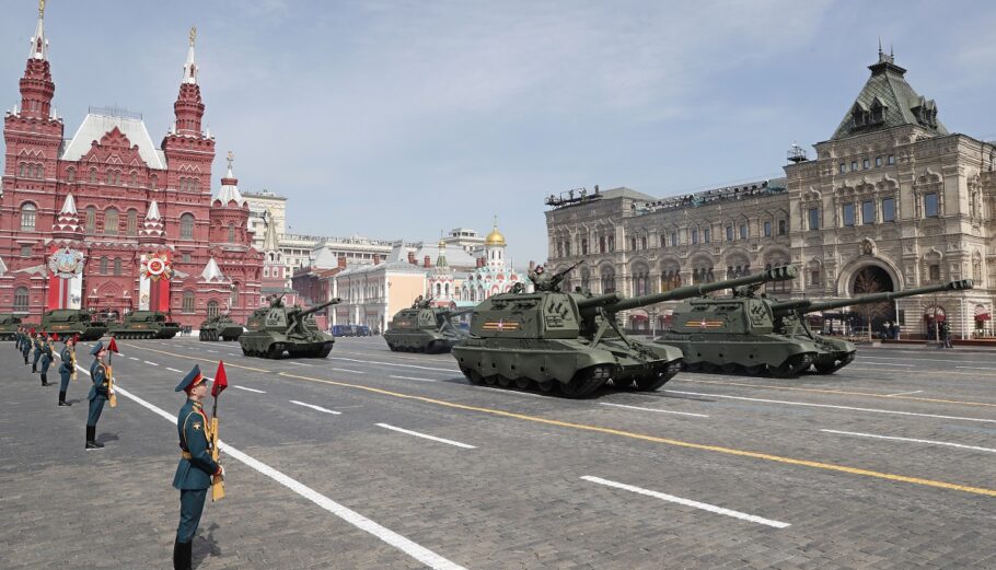 Η Ρωσία πραγματοποιεί τις τελευταίες πρόβες πριν από την στρατιωτική παρέλαση της 9ης Μαΐου στη Μόσχα © EPA/MAXIM SHIPENKOV