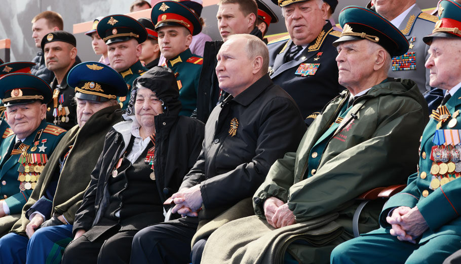 Ο Βλαντίμιρ Πούτιν στην Κόκκινη Πλατεία για την Ημέρα της Νίκης © EPA/MIKHAIL METZEL / KREMLIN POOL / SPUTNIK MANDATORY CREDIT