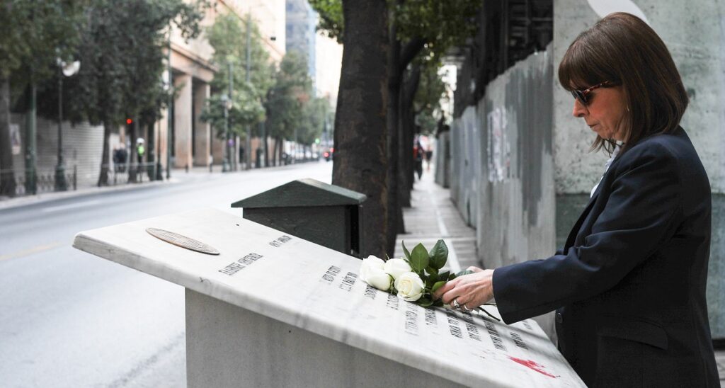 Η Πρόεδρος της Δημοκρατίας Κατερίνα Σακελλαροπούλου τίμησε τη μνήμη των θυμάτων της Marfin, αποθέτοντας λίγα λουλούδια στο σημείο όπου έχασαν τη ζωή τους, Πέμπτη 5 Μαΐου 2022. (ΘΟΔΩΡΗΣ ΜΑΝΩΛΟΠΟΥΛΟΣ/ΓΡΑΦΕΙΟ ΤΥΠΟΥ ΠΡΟΕΔΡΙΑΣ ΤΗΣ ΔΗΜΟΚΡΑΤΙΑΣ/EUROKINISSI)
