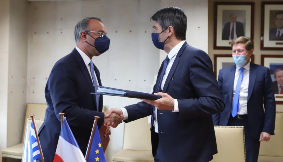 Ο υπουργός Οικονομικών Χρήστο Σταϊκούρα και τον πρέσβη της Γαλλίας στην Ελλάδα Patrick Maisonnave© ΔΤ