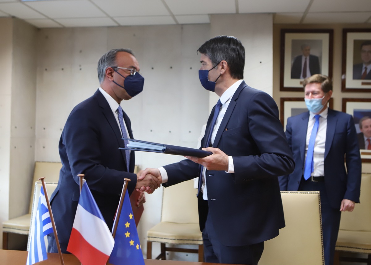 Ο υπουργός Οικονομικών Χρήστο Σταϊκούρα και τον πρέσβη της Γαλλίας στην Ελλάδα Patrick Maisonnave© ΔΤ