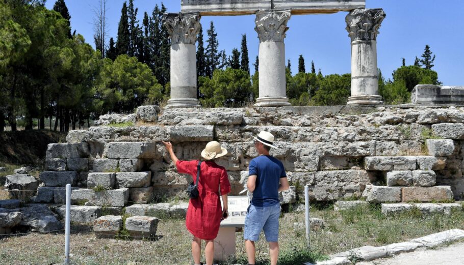 Τουρίστες στην Αρχαία Κόρινθο ©ΑΠΕ-ΜΠΕ