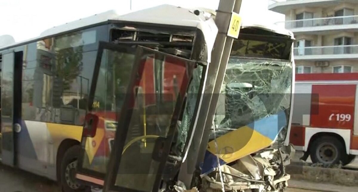 Τροχαίο ατύχημα σημειώθηκε το πρωί της Παρασκευής στον Άλιμο - Λεωφορείο έπεσε πάνω σε κολώνες © ΕΡΤ