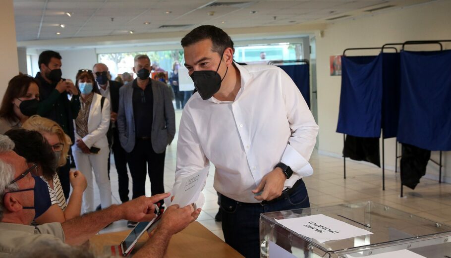 Ο πρόεδρος του ΣΥΡΙΖΑ - Προοδευτική Συμμαχία Αλέξης Τσίπρας ψηφίζει για την εκλογή προέδρου και νέας Κεντρικής Επιτροπής του κόμματος, σε εκλογικό κέντρο στο Περιστέρι, Κυριακή 15 Μαΐου 2022. ΑΠΕ-ΜΠΕ/ΑΠΕ-ΜΠΕ/ΟΡΕΣΤΗΣ ΠΑΝΑΓΙΩΤΟΥ