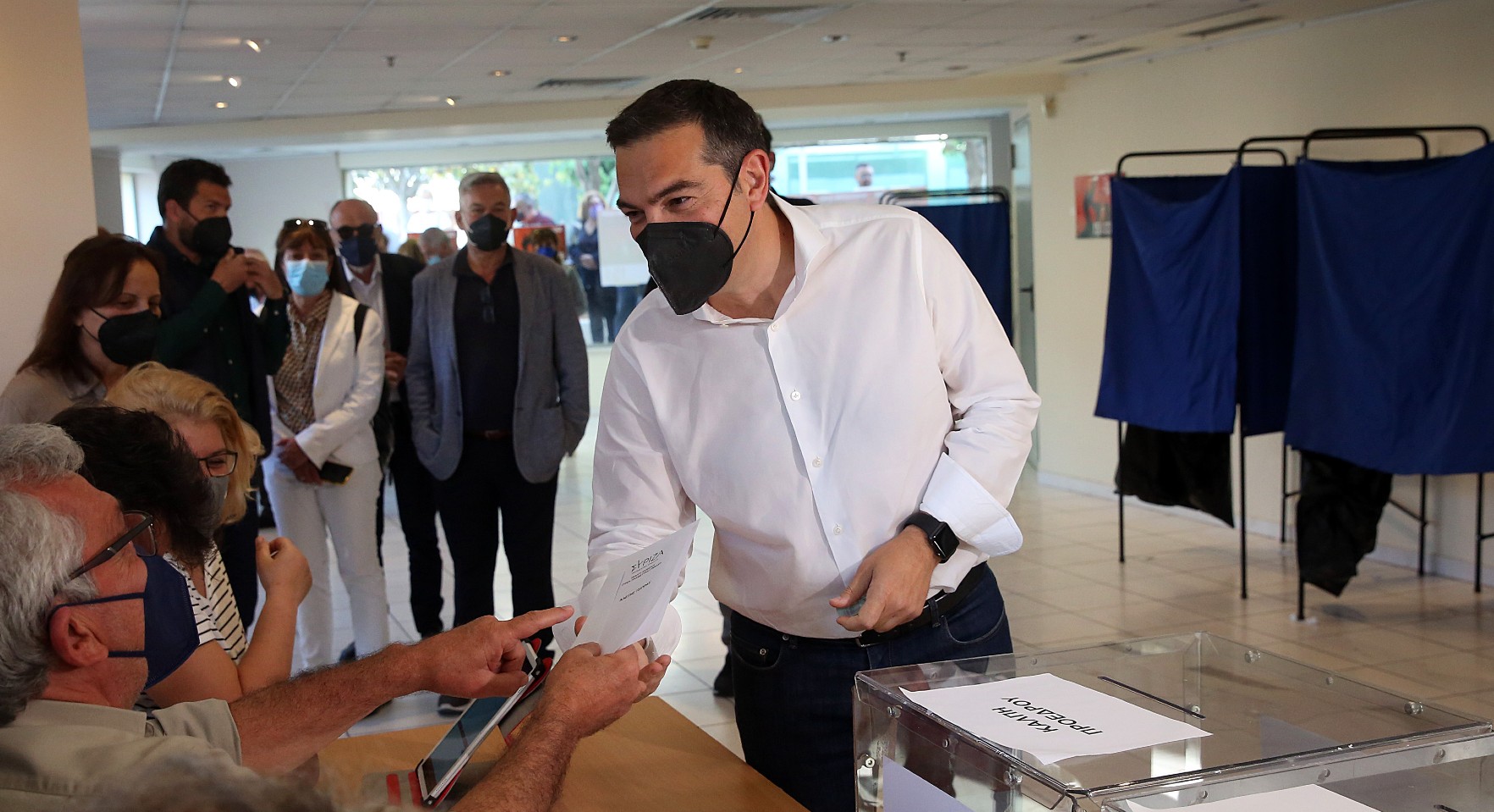 Ο πρόεδρος του ΣΥΡΙΖΑ - Προοδευτική Συμμαχία Αλέξης Τσίπρας ψηφίζει για την εκλογή προέδρου και νέας Κεντρικής Επιτροπής του κόμματος, σε εκλογικό κέντρο στο Περιστέρι, Κυριακή 15 Μαΐου 2022. ΑΠΕ-ΜΠΕ/ΑΠΕ-ΜΠΕ/ΟΡΕΣΤΗΣ ΠΑΝΑΓΙΩΤΟΥ