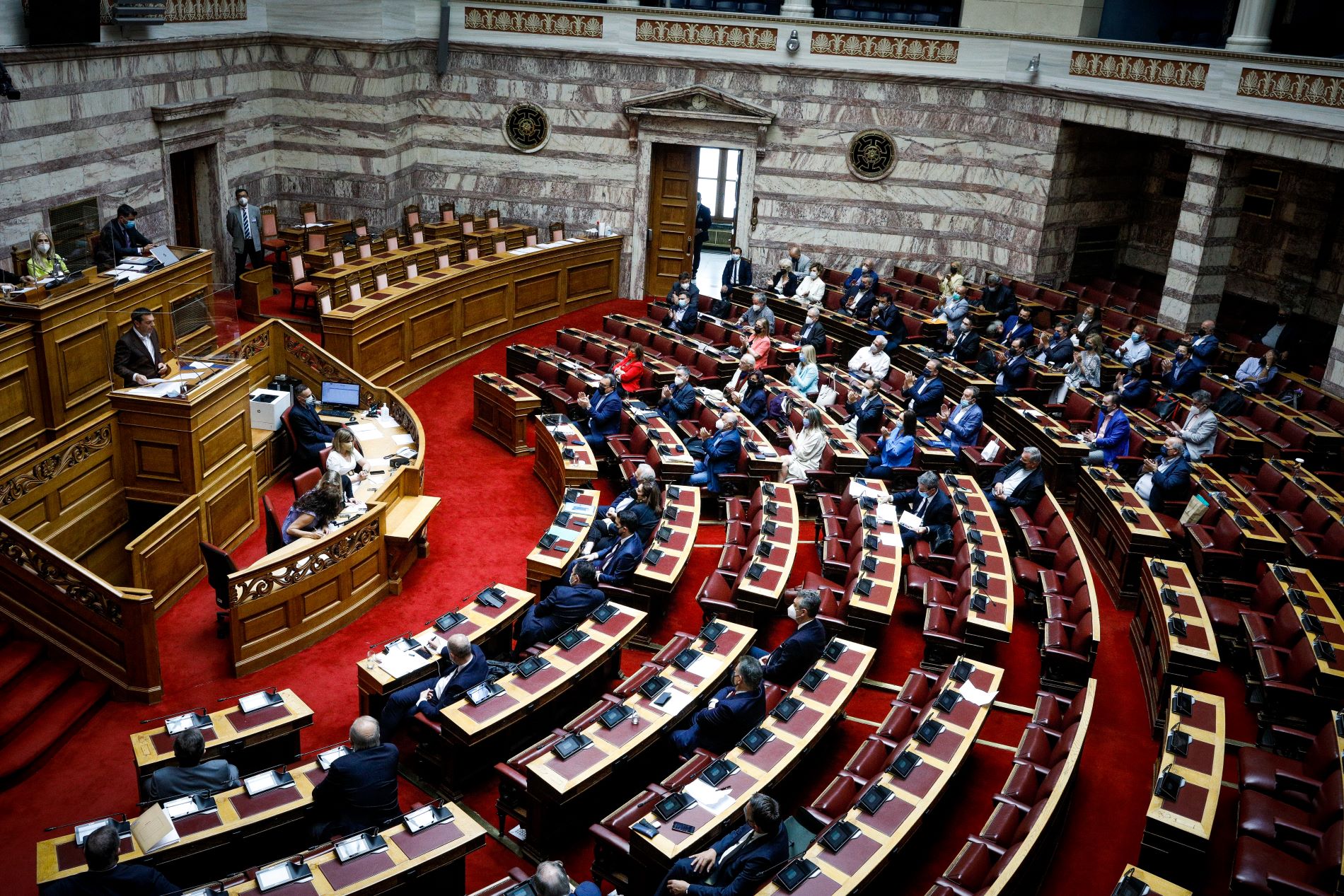 Βουλή: Ψηφίστηκαν ο κλιματικός νόμος και η ενίσχυση στο ρεύμα