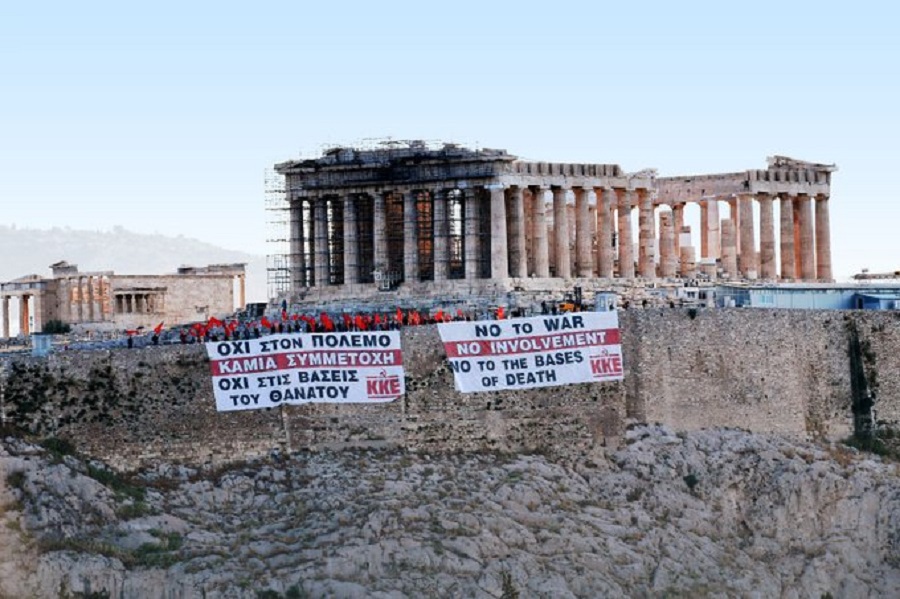 Το ΚΚΕ κρέμασε πανό κατά του πολέμου στην Ακρόπολη