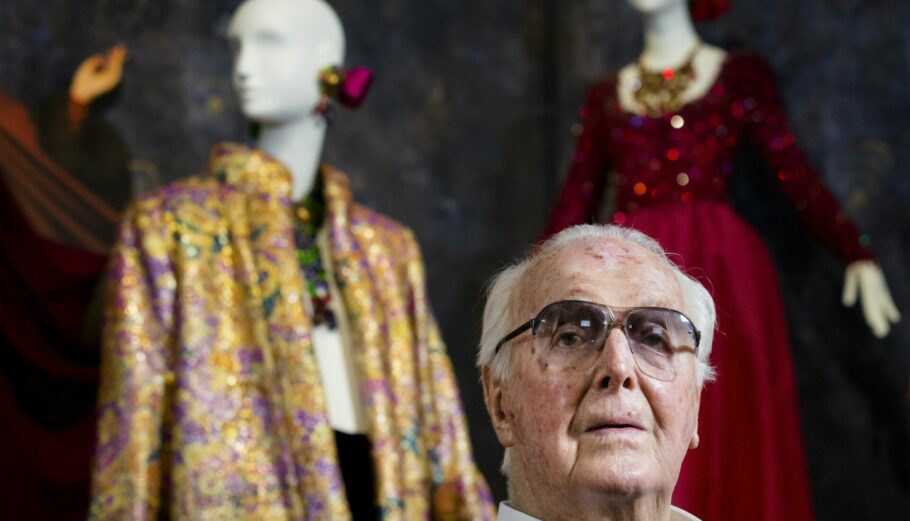 Ο διάσημος σχεδιαστής Hubert de Givenchy μπροστά από τις δημιουργίες του © EPA/BART MAAT