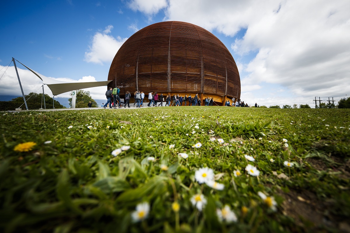 CERN: Διακόπτει συνεργασίες με τη Ρωσία και τη Λευκορωσία
