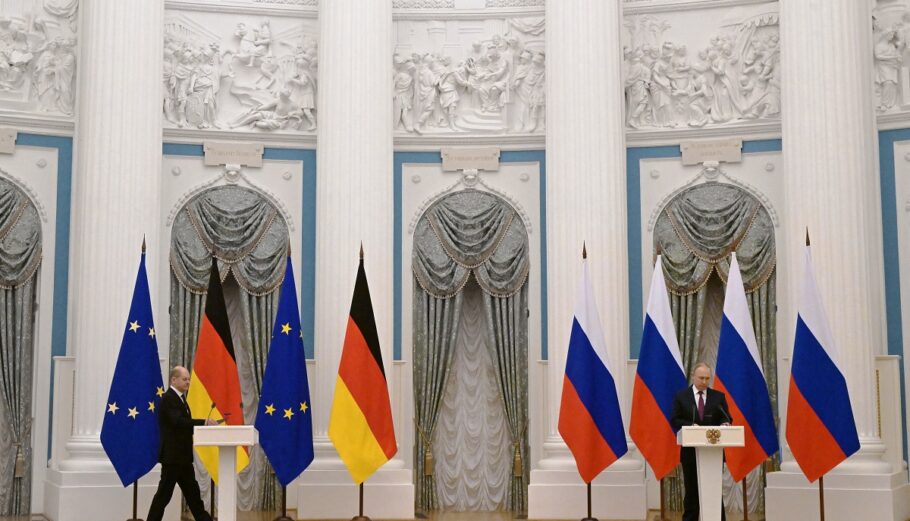 Ο Όλαφ Σολτς και ο Βλαντιμίρ Πούτιν © EPA/SERGEY GUNEEV / SPUTNIK / KREMLIN POOL MANDATORY CREDIT