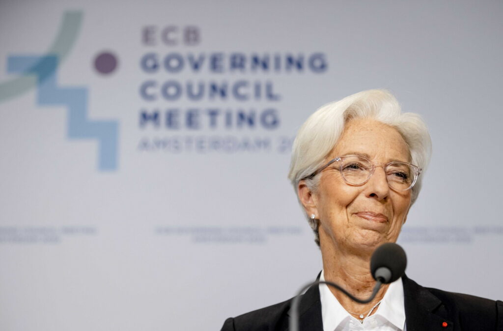 Oxford Economics: Ακόμη τρεις αυξήσεις επιτοκίων από την ΕΚΤ