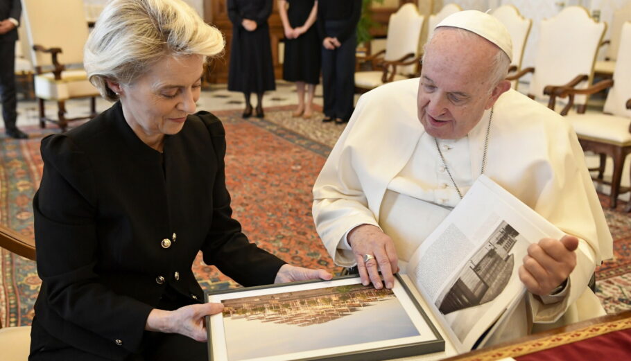 Ο πάπας Φραγκίσκος και η Ούρσουλα φον ντερ Λάιεν © EPA/PRESS OFFICE VATICAN MEDIA