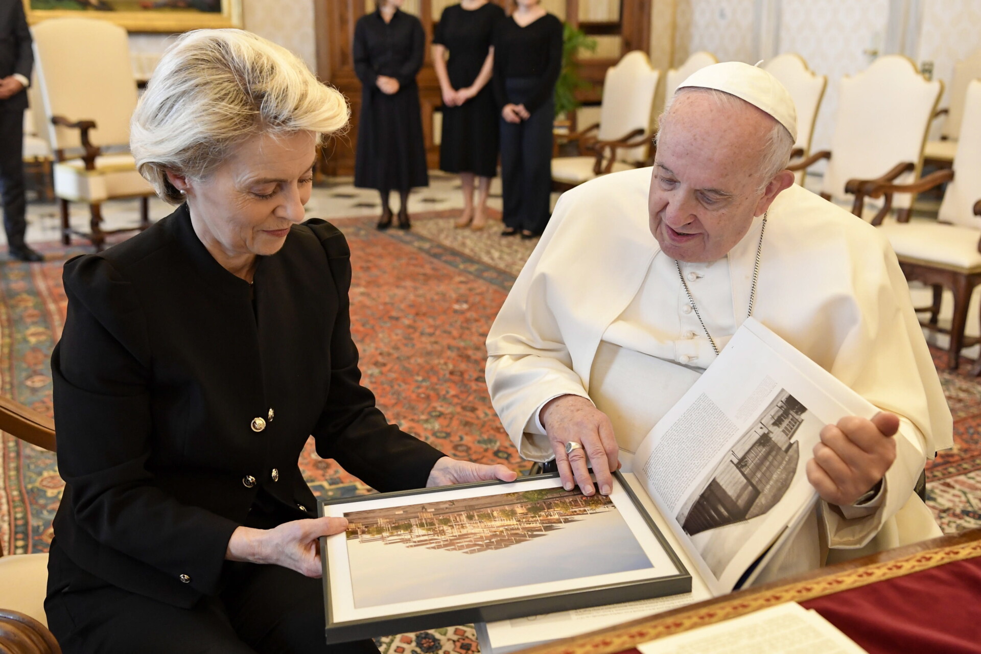Ο πάπας Φραγκίσκος και η Ούρσουλα φον ντερ Λάιεν © EPA/PRESS OFFICE VATICAN MEDIA