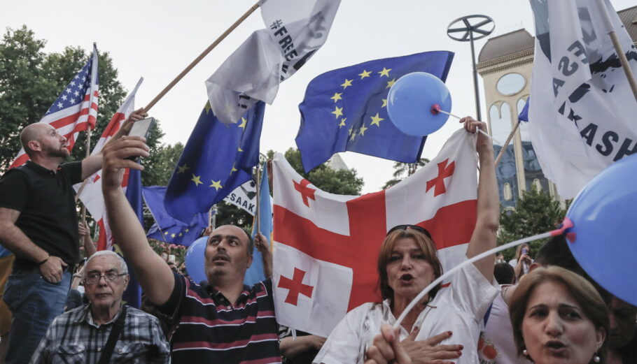 Διαδηλωτές υπέρ της ένταξης της Γεωργίας στην ΕΕ © EPA/ZURAB KURTSIKIDZE