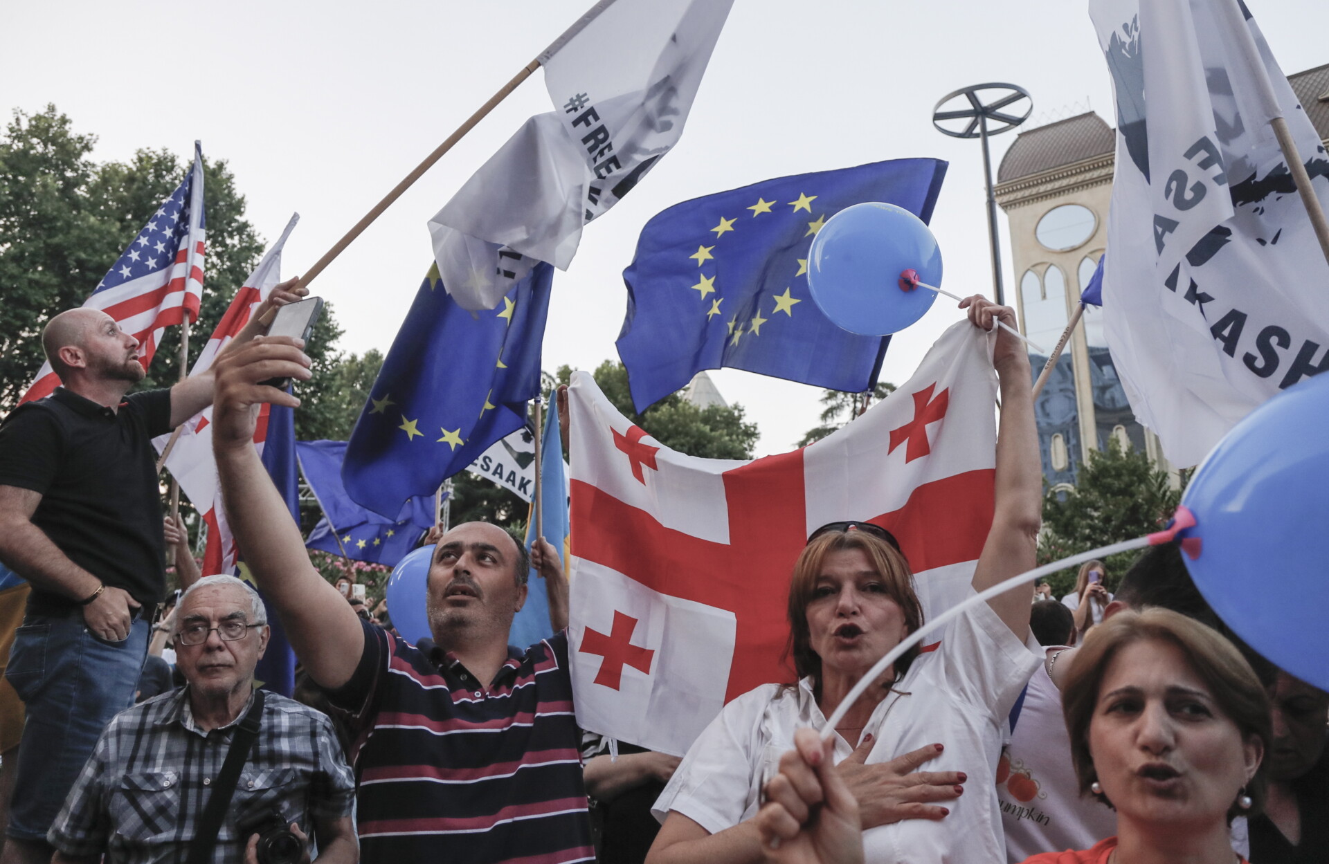 Γεωργία: Χιλιάδες διαδηλωτές στους δρόμους υπέρ της ένταξης στην ΕΕ