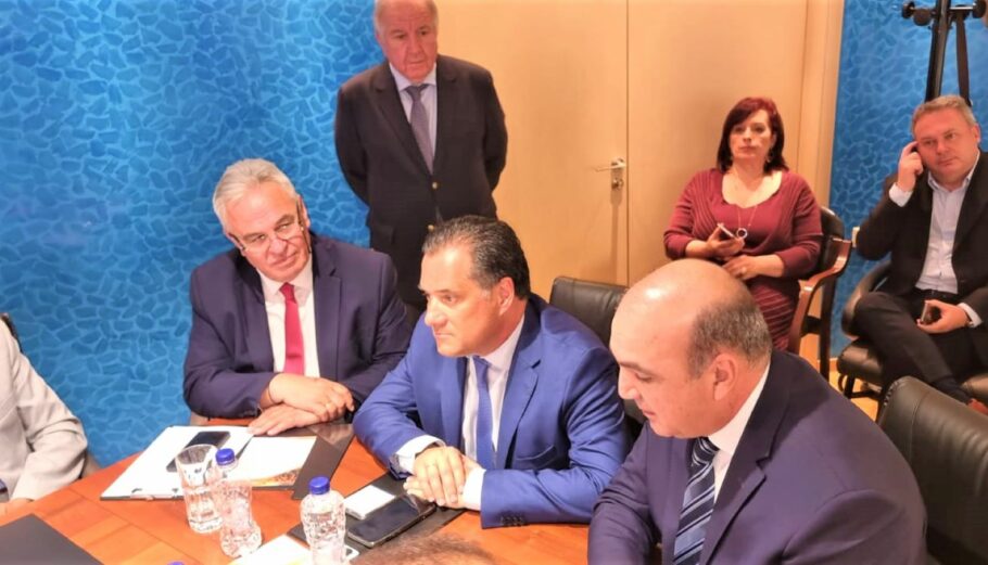 Ο υπουργός Ανάπτυξης Άδωνις Γεωργιάδης στην υπογραφή συμφωνίας μεταξύ ΚΕΕΕ και GEA για τα συγγενικά δικαιώματα © ΥΠΑΝ