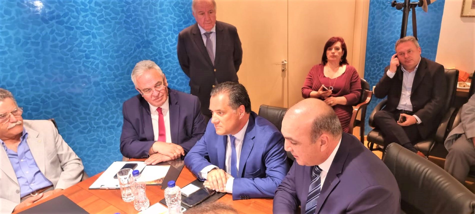 Ο υπουργός Ανάπτυξης Άδωνις Γεωργιάδης στην υπογραφή συμφωνίας μεταξύ ΚΕΕΕ και GEA για τα συγγενικά δικαιώματα © ΥΠΑΝ