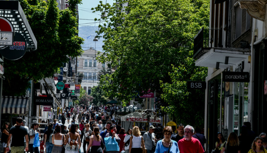 Κόσμος στο Κέντρο της Αθήνας © Eurokinissi