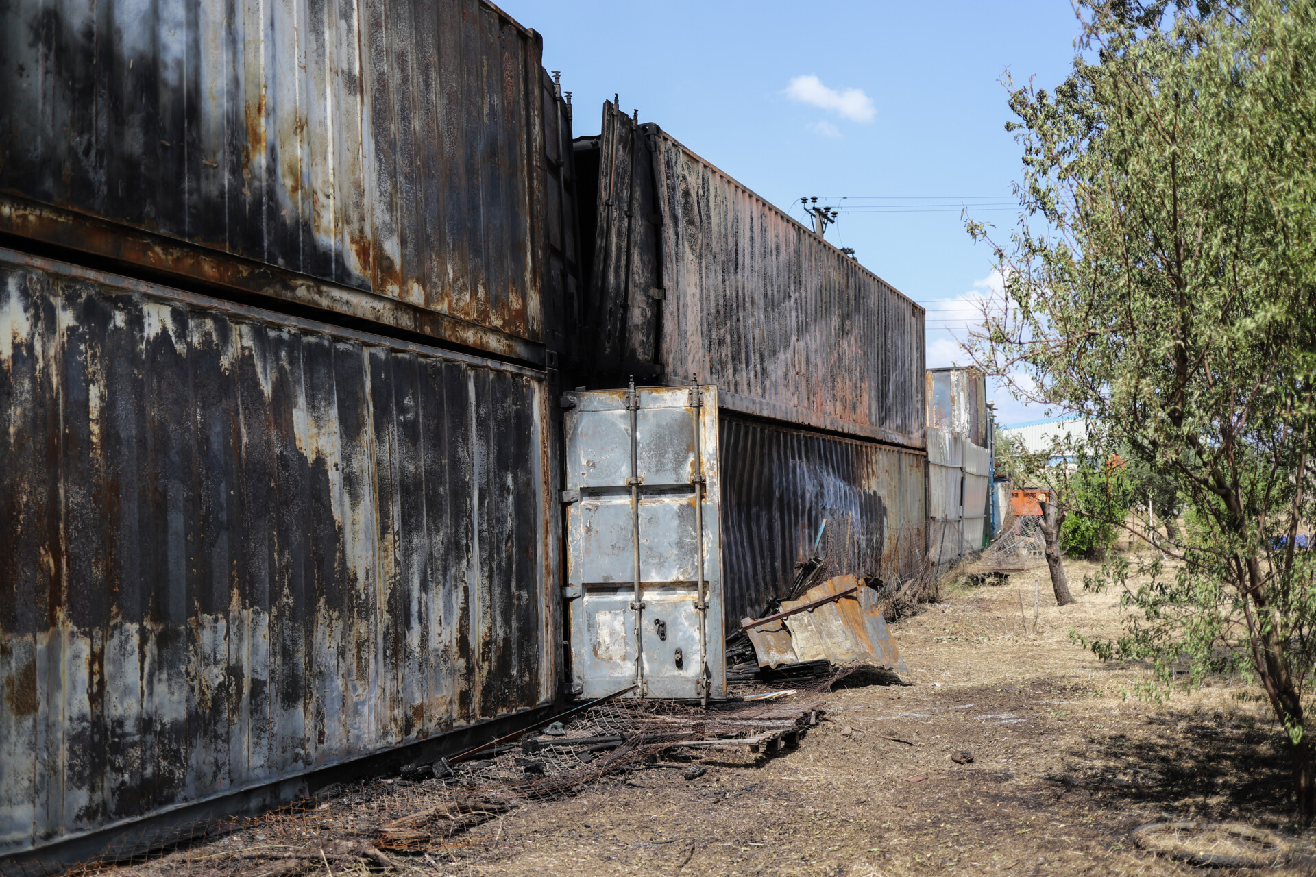 Καταστροφές από την πυρκαγιά που ξέσπασε σε προαύλιο εργοστασίου κατασκευής πλαστικών στον Ασπρόπυργο © Eurokinissi