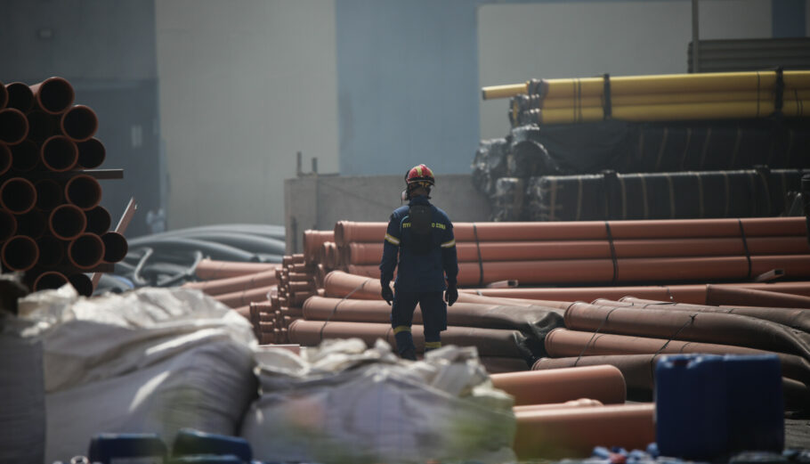 Καταστροφές από την πυρκαγιά που ξέσπασε σε προαύλιο εργοστασίου κατασκευής πλαστικών στον Ασπρόπυργο © Eurokinissi
