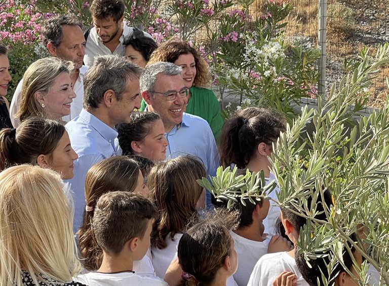  παιδιά παρουσιάζουν το ‘έξυπνο’ και βιώσιμο θερμοκήπιο στον Πρωθυπουργό και τον CEO του Ομίλου Alpha Bank. Alpha Bank