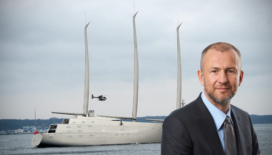 O Ρώσος ολιγάρχης Andrey Igorevich Melnichenko με φόντο το Motor Yacht A © EPA/KELD NAVNTOFT DENMARK OUT – PowerGame.gr