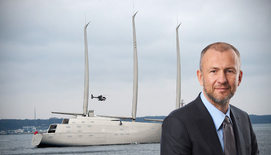 O Ρώσος ολιγάρχης Andrey Igorevich Melnichenko με φόντο το Motor Yacht A © EPA/KELD NAVNTOFT DENMARK OUT – PowerGame.gr