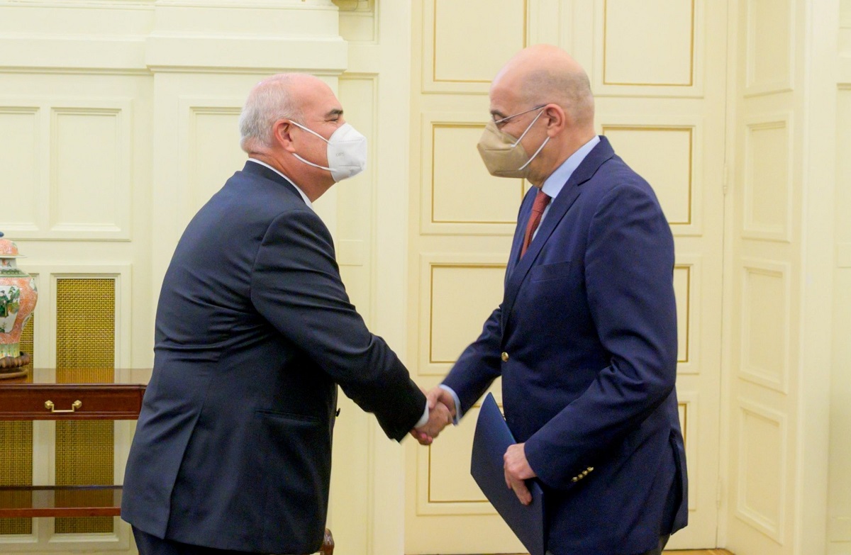 Τετ α τετ Δένδια με τον νέο πρέσβη του Περού – Τι συζήτησαν