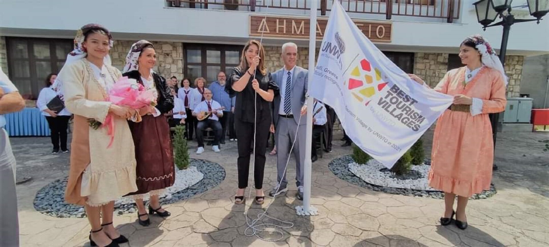 Στιγμιότυπο από την έπαρση της σημαίας του ΠΟΤ «Best Tourism Village» με τον Δήμαρχο Σουφλίου, Ρ. Χατζηγιάννογλου/ΔΤ