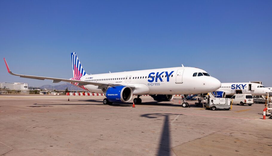 Αεροσκάφος της SKY express © SKY express