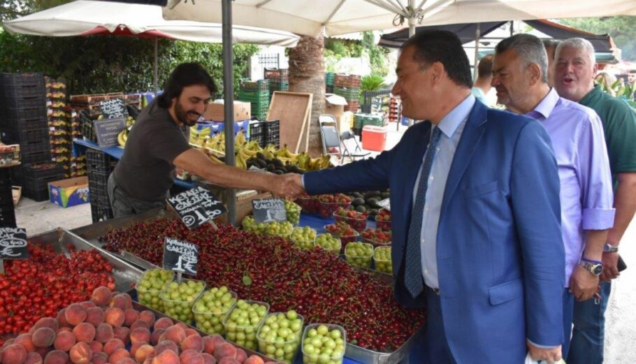 Ο Άδωνις Γεωργιάδης στη λαϊκή αγορά Βριλησσίων © ΠΟΣΠΛΑ
