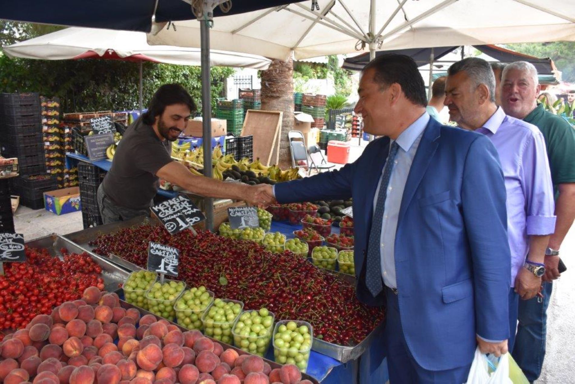 Ο Άδωνις Γεωργιάδης στη λαϊκή αγορά Βριλησσίων © ΠΟΣΠΛΑ