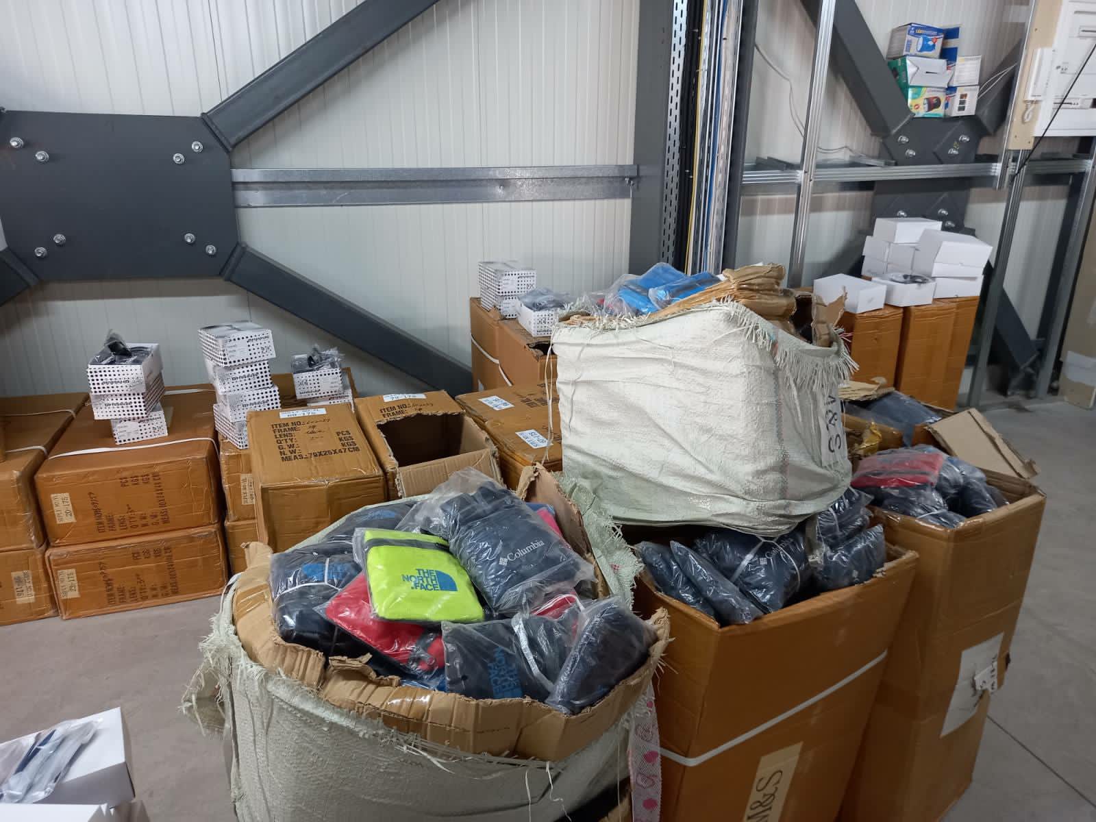 ΔΙΜΕΑ: Επιχείρηση σε αποθήκη με προϊόντα – μαϊμού στην Αθήνα