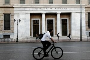 ΤτΕ: Αμετάβλητα τα επιτόκια καταθέσεων, μειώθηκαν των δανείων