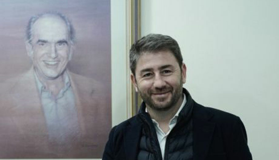 Ο Νίκος Ανδρουλάκης μπροστά από τη φωτογραφία του Ανδρέα Παπανδρέου στο Στρασβούργο