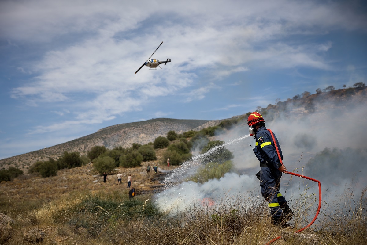 Υπό μερικό έλεγχο η πυρκαγιά σε δασική έκταση στη Γλυφάδα