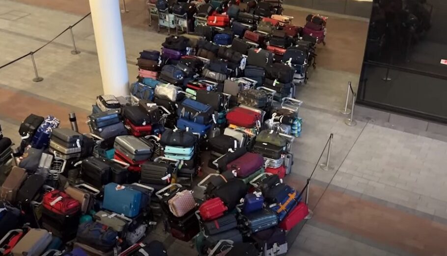 Εκατοντάδες βαλίτσες στο Χίθροου και προβλήματα στο σύστημα αποσκευών © youtube